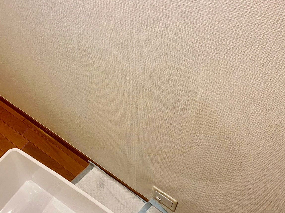 漏水被害で壁紙が膨らんでいる