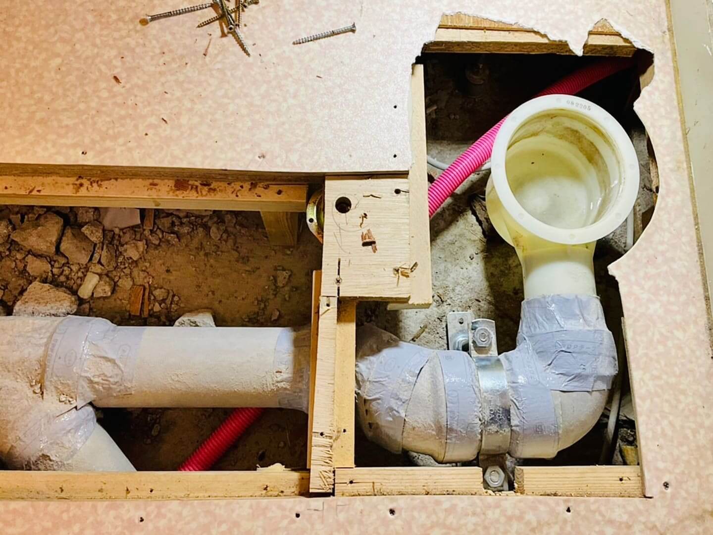 新規配管経路　洗濯パン下